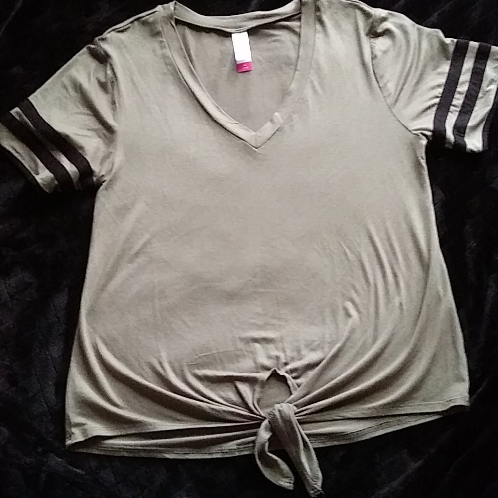 NO BOUNDARIES T-SHIRT TIES AT WAIST DETAILING ON SLEEVES